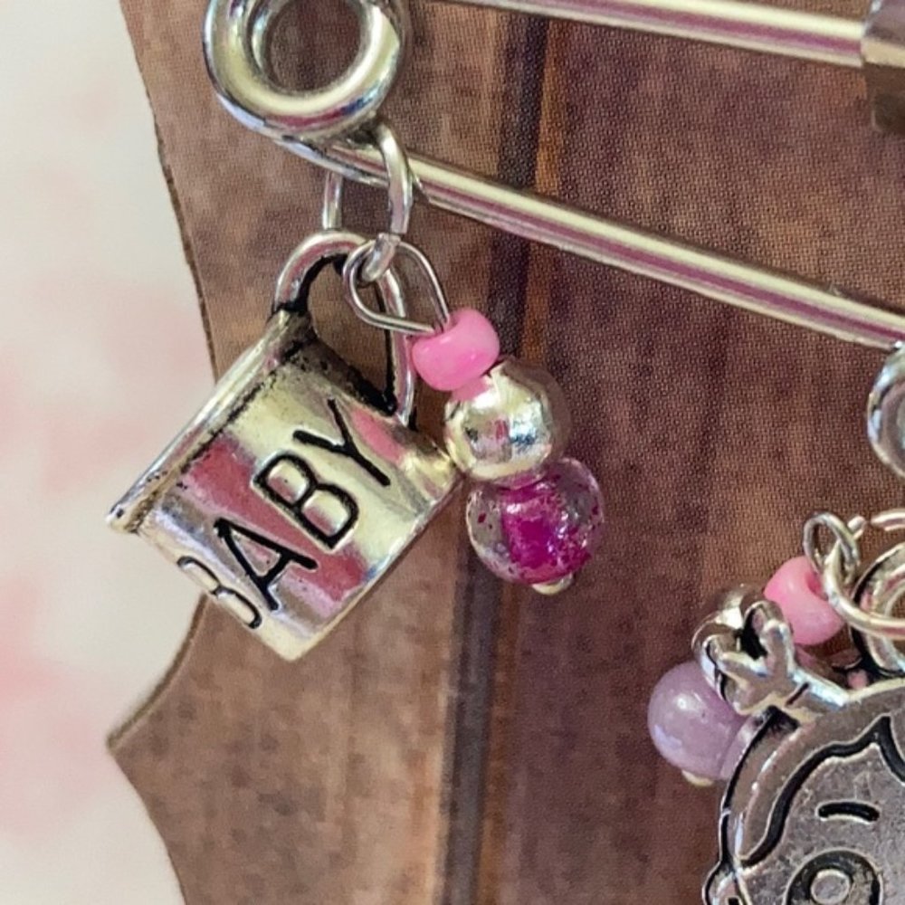Baby girl 👧🏻 announcement pin brooch - Picture 3 of 15